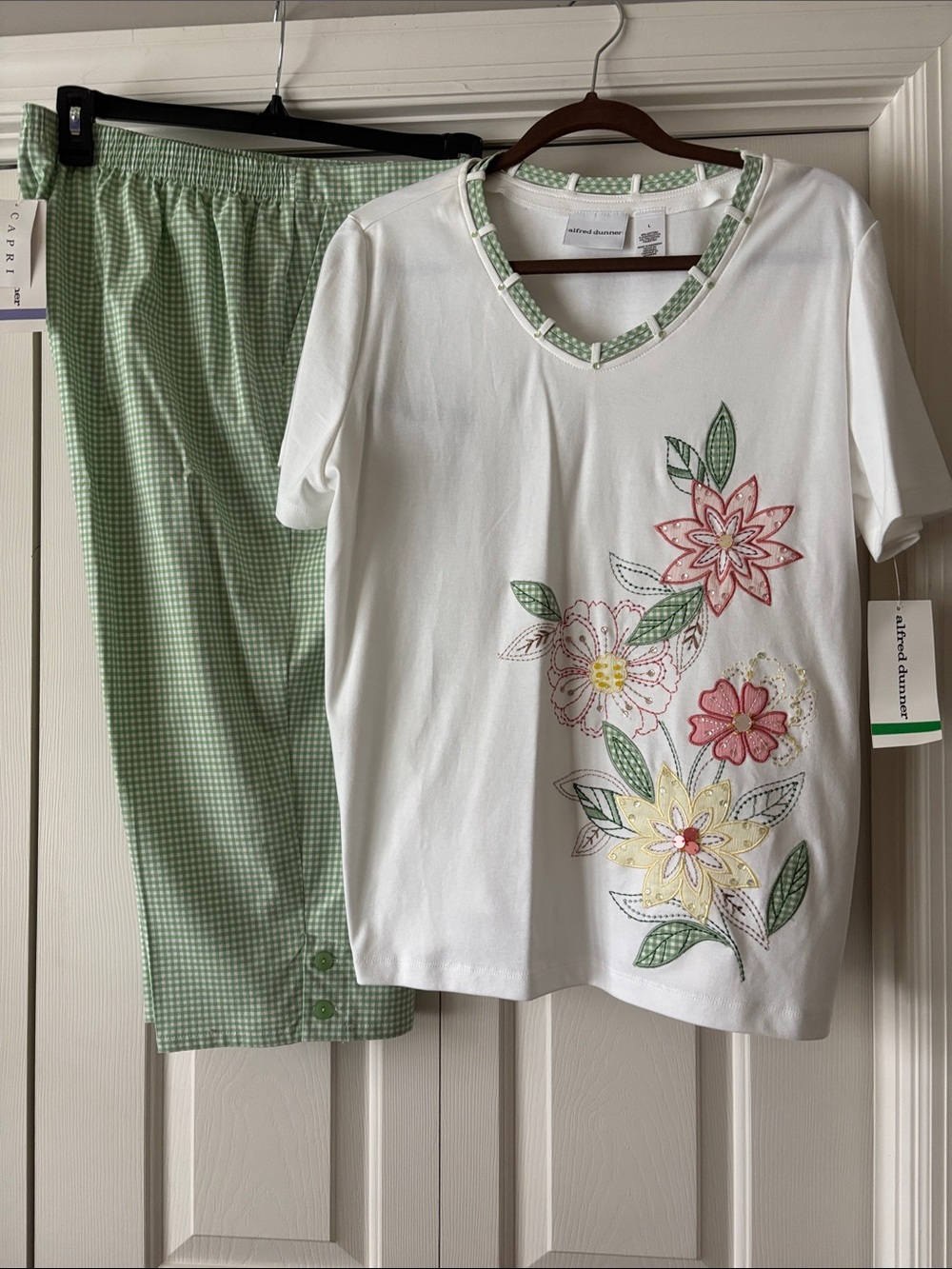 NEW Alfred Dunner White Floral Top & Light Green Gingham Capris Pants